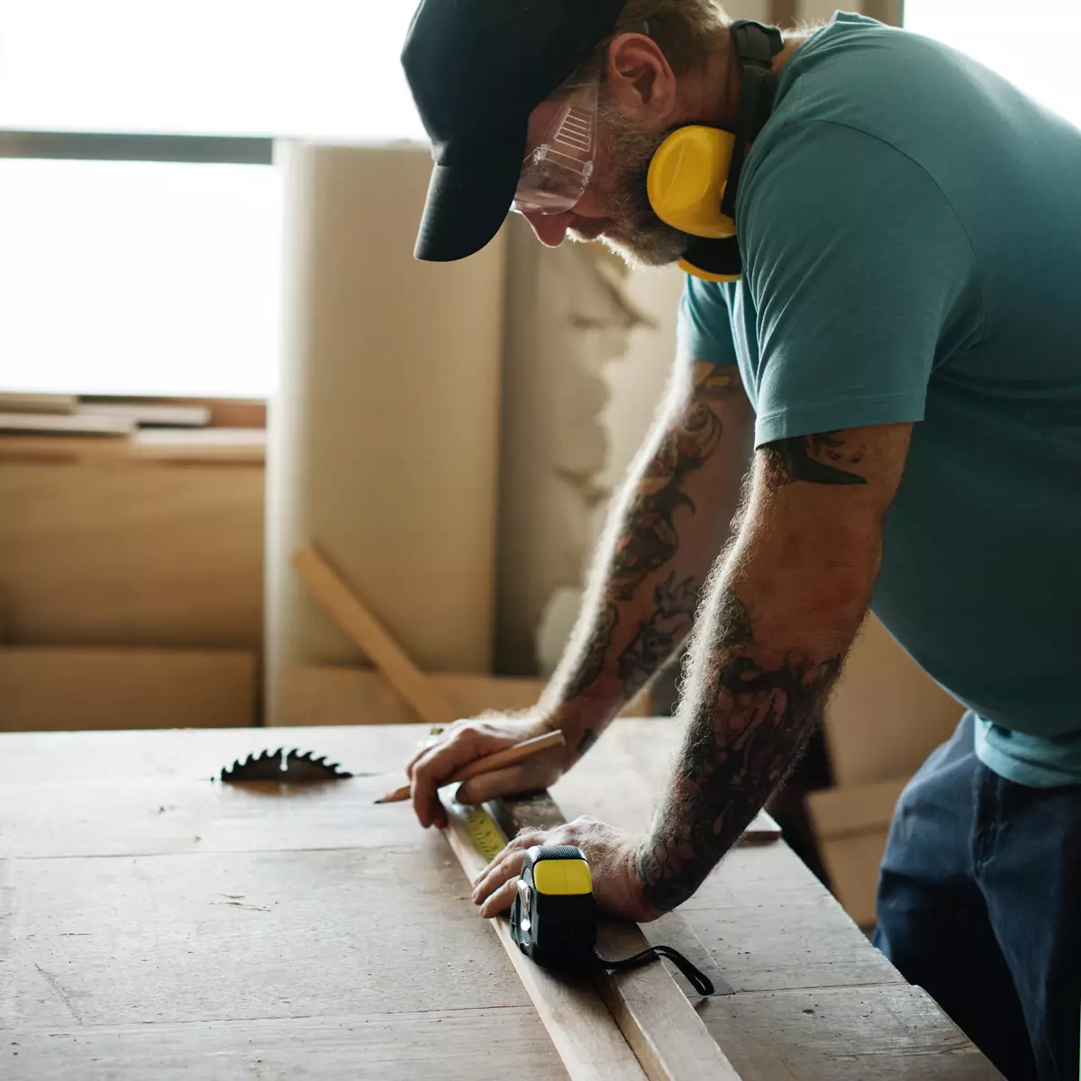 carpenter-using-pencil-and-measurement-tape